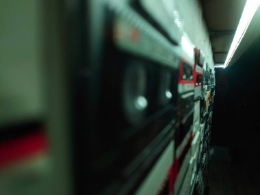 Retro ses kasetlerden bej renkli arka plan üzerinde. Üstten Görünüm vintage medya aygıtları üzerinde kopya alanı etiketleri, düz üzerinde yatıyordu