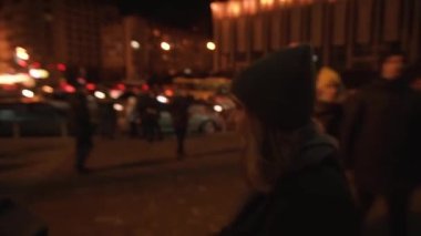 İnsanlar gece sokakta Noel alışverişi yapıyor.