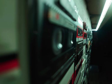 Retro ses kasetlerden bej renkli arka plan üzerinde. Üstten Görünüm vintage medya aygıtları üzerinde kopya alanı etiketleri, düz üzerinde yatıyordu