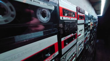 Retro ses kasetlerden bej renkli arka plan üzerinde. Üstten Görünüm vintage medya aygıtları üzerinde kopya alanı etiketleri, düz üzerinde yatıyordu