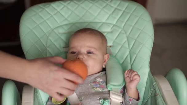 Bebê, com olhos azuis, insatisfeito, choramingas, começa a chorar, laranja — Vídeo de Stock
