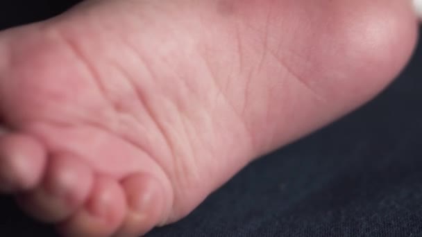 Primo piano. Tacco di un bambino piccolo — Video Stock