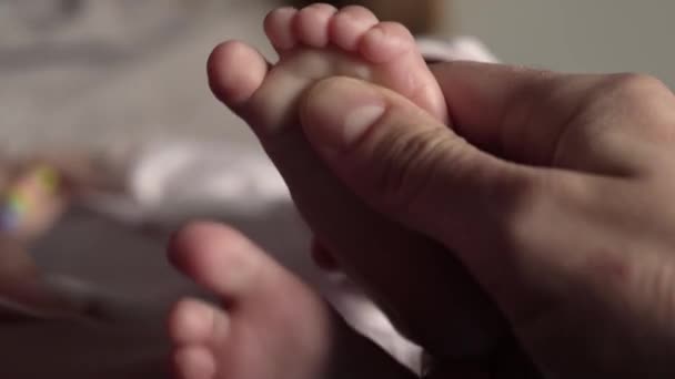 Primer plano. Mamá hace cosquillas a sus bebés pequeño talón con los dedos — Vídeo de stock