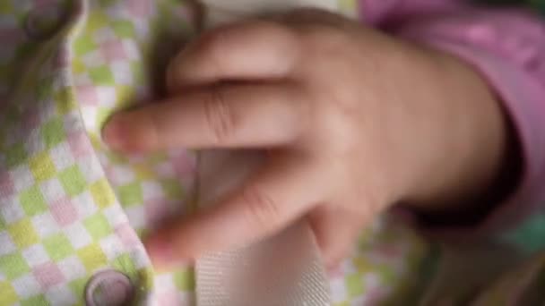 Крупним планом новонароджених маленька ручка прикута до камери . — стокове відео