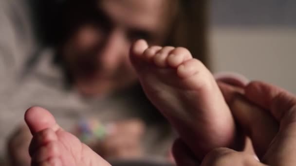 Primer plano. Mamá hace cosquillas a sus bebés pequeño talón con los dedos — Vídeo de stock