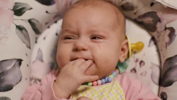 Возбужденный малыш, в костюме ребенка, кладет руки в рот — стоковое видео