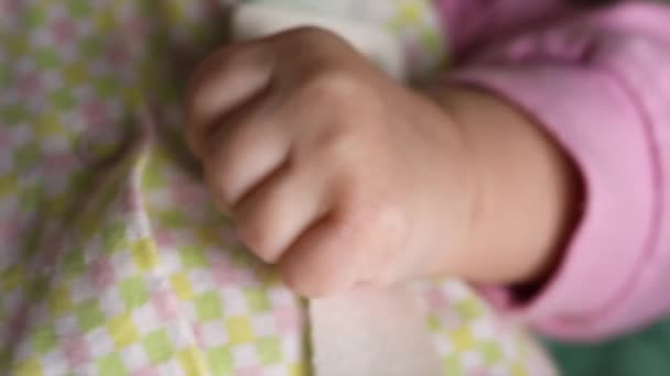 Крупним планом новонароджених маленька ручка прикута до камери . — стокове відео