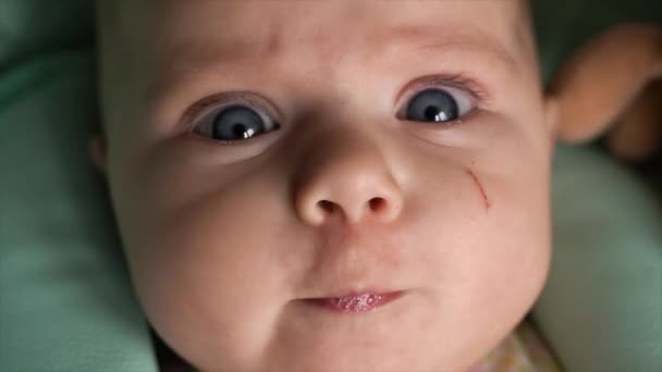 Babys gezicht close-up, lippen en ogen van een pasgeborene. — Stockvideo