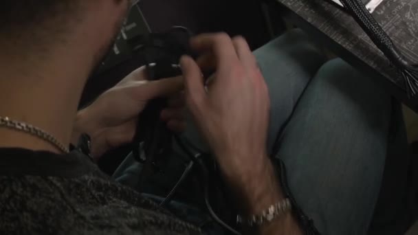 Muž pokládá kabely, dráty, počítačové kabely — Stock video