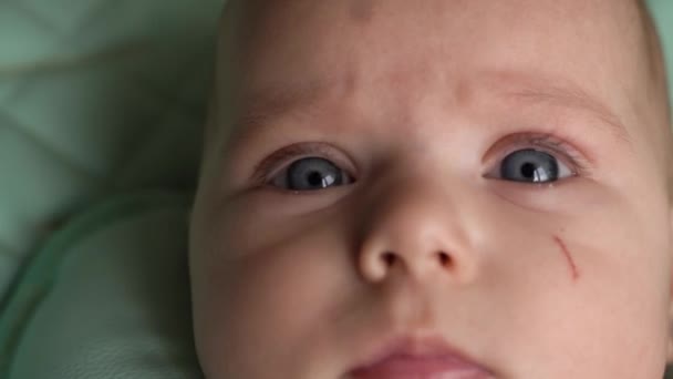 Baby face close-up, rty a oči novorozence. — Stock video