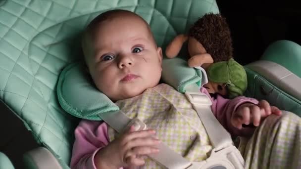 Mooi Gelukkig Schattig Verrast Opgewonden Kleine Baby Kijkt Camera Met — Stockvideo