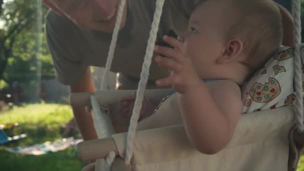 Pomalý Pohyb Šťastný Otec Dítě Sebe Dívají Smějí Dívka Houpačce — Stock video