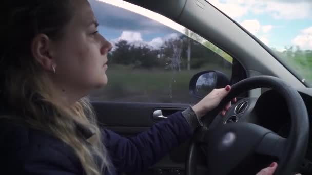 Грустная Напряженная Сосредоточенная Злая Нервная Молодая Красивая Женщина Водит Машину — стоковое видео