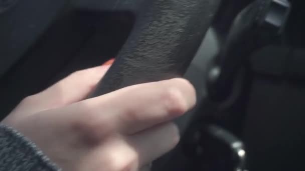 Detailní Záběr Ženy Otáčejí Starým Volantem Červená Manikúra Prsten Prstě — Stock video