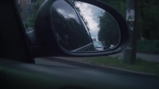 Seitenspiegel Des Autos Das Auto Fährt Durch Die Stadt Vorbei — Stockvideo