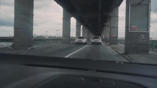 Windschutzscheibe Des Autos Mit Einem Riss Der Autoverkehr Auf Den — Stockvideo