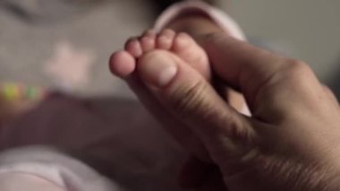 Babam hassas tenine masaj yapıyor, bebek parmakları, annem onunla yatakta oynarken.