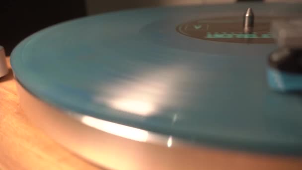 Μπλε Τυρκουάζ Vintage Μουσική Εγγραφή Περιστρέφεται Ομαλά Στο Πικάπ Παίζοντας — Αρχείο Βίντεο