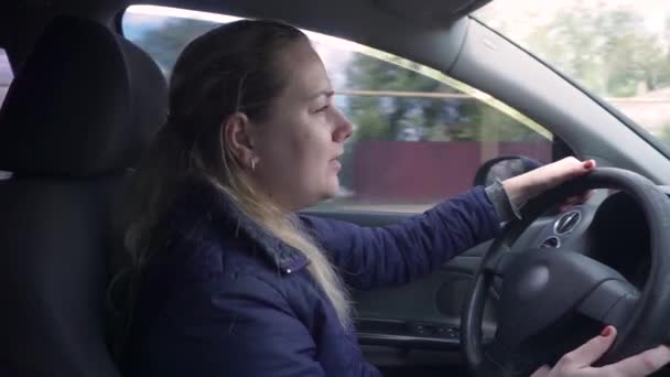 Satisfied Joyful Happy Girl Driving Car Delight Tells Funny Story — стоковое видео