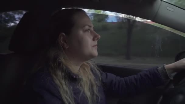 Сумна Напружена Зосереджена Сердита Нервова Молода Красива Жінка Керує Автомобілем — стокове відео
