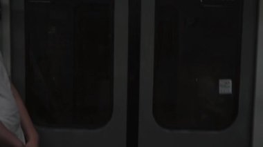 Metro metrosunun çekim kapısı. Tren ışık dolu istasyona varır, kapıları açar. Birçok insan sağlık maskesi takıp arabaya biniyor. Salgın, salgın, koronavirüs. Metro vagonu hızla geçiyor.