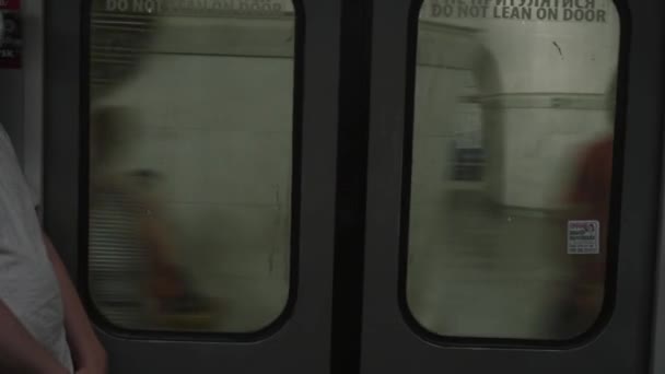 Kiev Ukraine 2021年7月15日 拍摄地下地铁的大门 火车到达灯火管制站 许多戴着口罩的人都坐上了马车 流行病 大流行病 结肠炎 — 图库视频影像