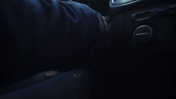 Крупним Планом Жіночі Руки Манікюром Обручкою Повертають Ключ Запалювання Автомобільного — стокове відео