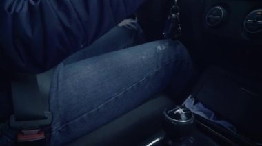 Elle şanzımanı kapatın. Beşinci vites. Araba tümseklerin üzerinden hızla geçer. Emniyet kemeri, maske, telefon, anahtar, kot pantolon, arka planda ceket. El kamerasıyla ateş edilmiş. Yaz, bahar, sonbahar, bulutlu gün