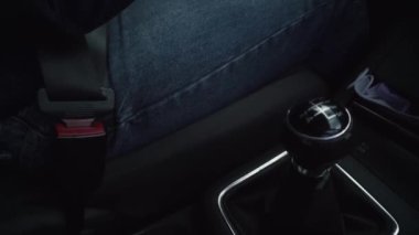 Elle şanzımanı kapatın. Beşinci vites. Araba tümseklerin üzerinden hızla geçer. Emniyet kemeri, maske, telefon, anahtar, kot pantolon, arka planda ceket. El kamerasıyla ateş edilmiş. Yaz, bahar, sonbahar, bulutlu gün