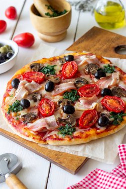 Pastırmalı, mantarlı, domatesli, peynirli ve zeytinli pizza İtalyan yemeği.