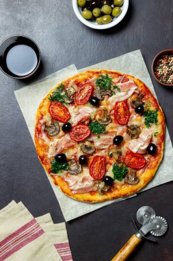 Pastırmalı, mantarlı, domatesli, peynirli ve zeytinli pizza İtalyan yemeği.