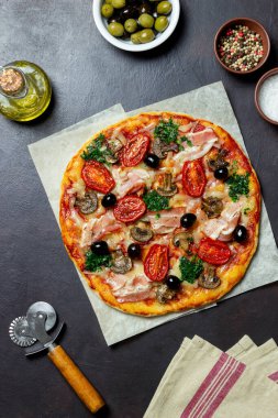 Pastırmalı, mantarlı, domatesli, peynirli ve zeytinli pizza İtalyan yemeği.