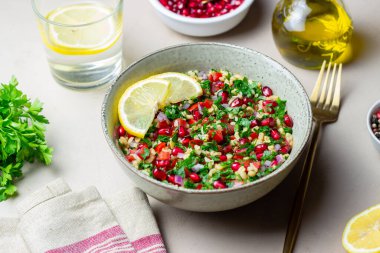 Bulgur, nane, maydanoz, domates ve nar içeren Tabbouleh salatası. Sağlıklı beslenme. Vejetaryen yemeği.