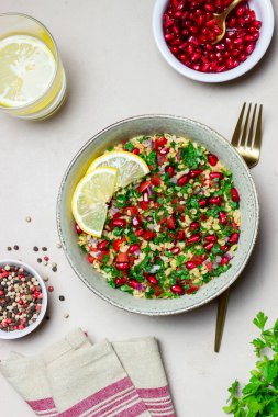 Bulgur, nane, maydanoz, domates ve nar içeren Tabbouleh salatası. Sağlıklı beslenme. Vejetaryen yemeği.