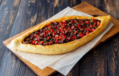 Geleneksel Türk pidesiyle et. Türk mutfağı. Ulusal gıda