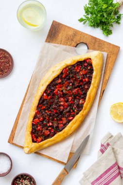 Geleneksel Türk pidesiyle et. Türk mutfağı. Ulusal gıda