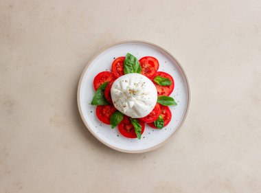 Domates ve fesleğenli İtalyan burrata peyniri. Salata. Sağlıklı beslenme. Vejetaryen yemeği.