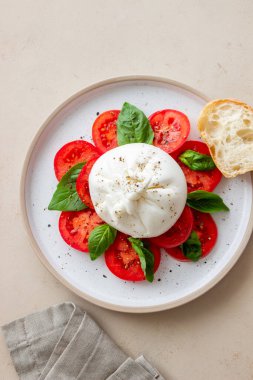 Domates ve fesleğenli İtalyan burrata peyniri. Salata. Sağlıklı beslenme. Vejetaryen yemeği.
