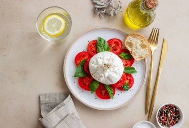 Domates ve fesleğenli İtalyan burrata peyniri. Salata. Sağlıklı beslenme. Vejetaryen yemeği.