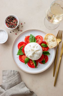 Domates ve fesleğenli İtalyan burrata peyniri. Salata. Sağlıklı beslenme. Vejetaryen yemeği.