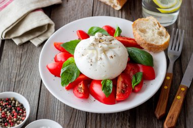 Domates ve fesleğenli İtalyan burrata peyniri. Salata. Sağlıklı beslenme. Vejetaryen yemeği.