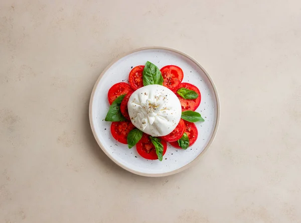 Domates ve fesleğenli İtalyan burrata peyniri. Salata. Sağlıklı beslenme. Vejetaryen yemeği.