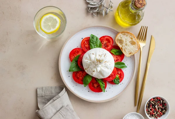 Włoski Ser Burrata Pomidorami Bazylią Sałatka Zdrowe Odżywianie Żywność Wegetariańska — Zdjęcie stockowe