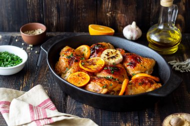 Portakallı fırında tavuk, sarımsak ve nane. Tarif