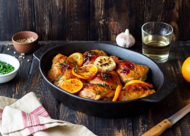 Portakallı fırında tavuk, sarımsak ve nane. Tarif