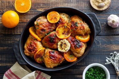 Portakallı fırında tavuk, sarımsak ve nane. Tarif