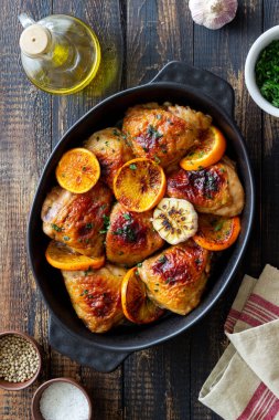 Portakallı fırında tavuk, sarımsak ve nane. Tarif