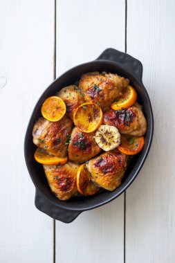 Portakallı fırında tavuk, sarımsak ve nane. Tarif