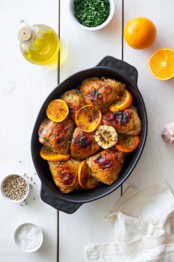 Portakallı fırında tavuk, sarımsak ve nane. Tarif