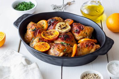 Portakallı fırında tavuk, sarımsak ve nane. Tarif